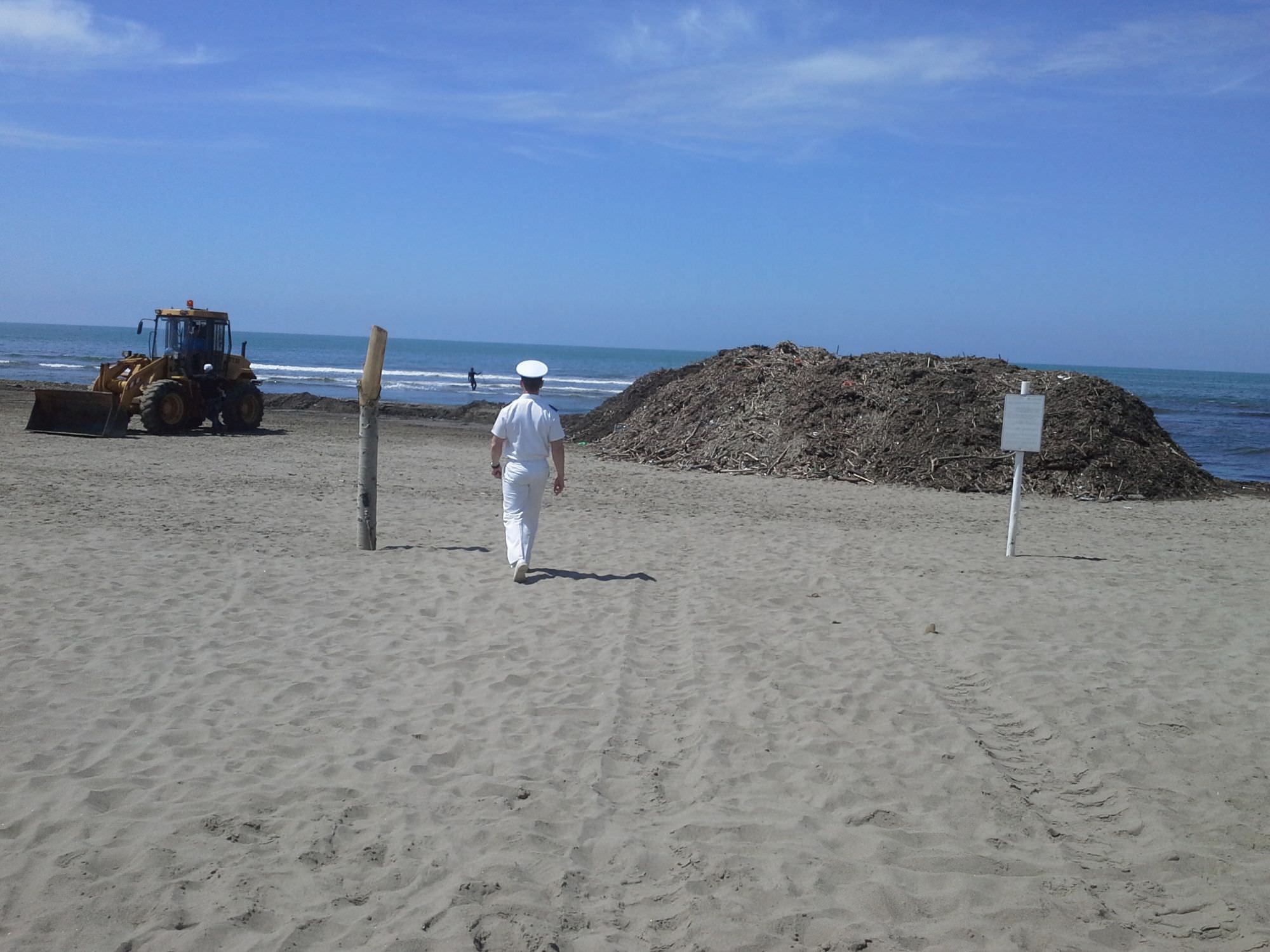 Lavarone in spiaggia a Lido di Camaiore. Balneari su tutte le furie