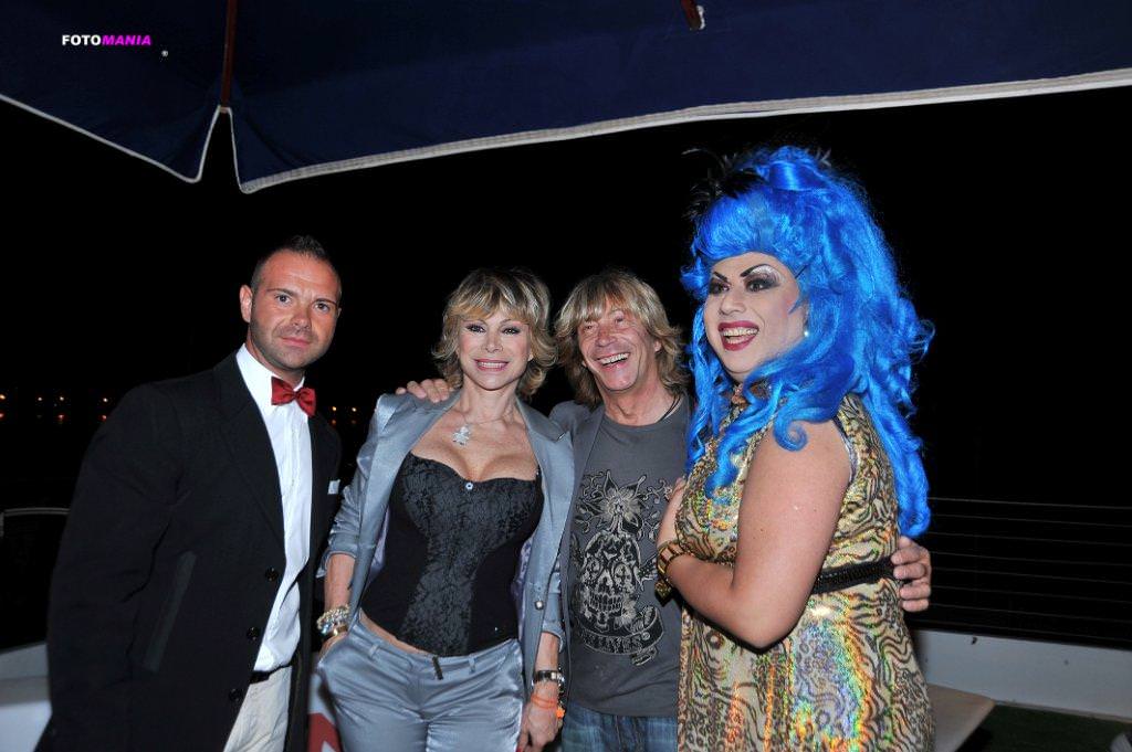 LE DRAG QUEEN E CARMEN RUSSO ACCENDONO IL SABATO NOTTE DEL BAGNO BALENA