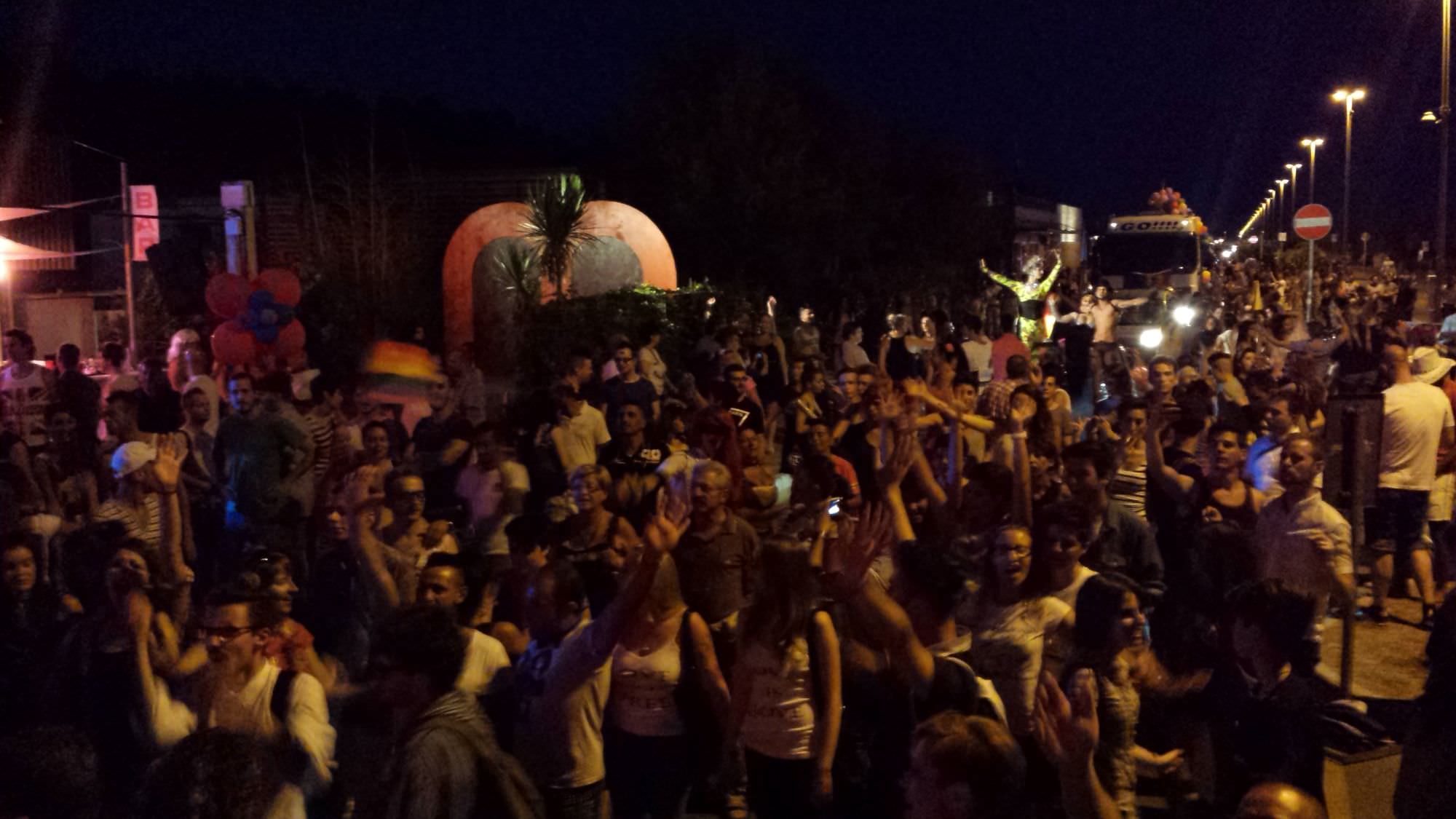 GAY PRIDE, IN 5000 BALLANO SULLA MARINA DI TORRE DEL LAGO