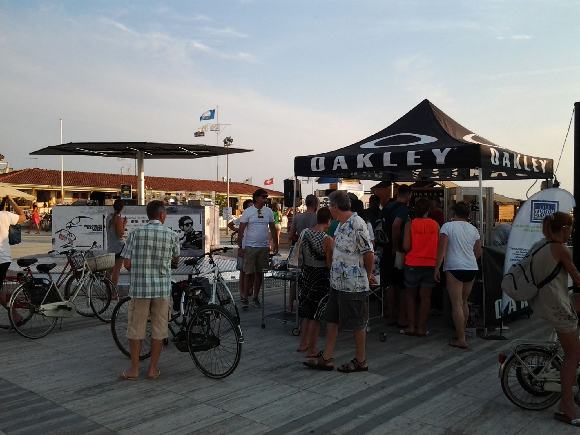 GLI OCCHIALI CHE RESISTONO A OGNI TIPO DI IMPATTO. AL PONTILE LO STAND DELLA OAKLEY