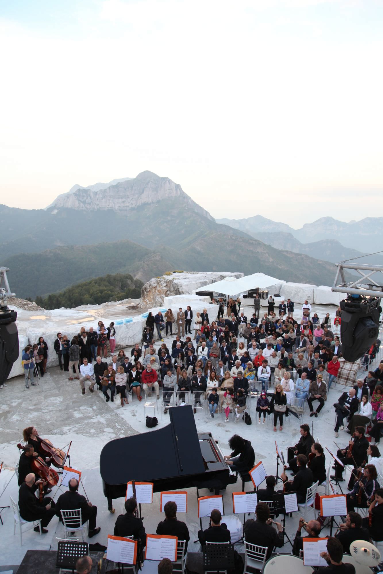 Giovanni Allevi in concerto nell’Anfiteatro in marmo della Cava delle Cervaiole