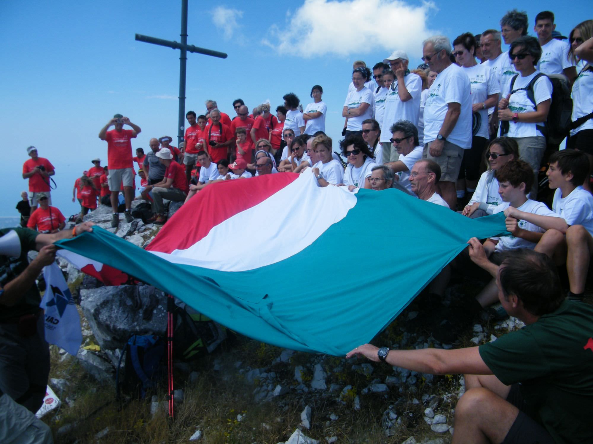 MAGLIETTE VERDI, BIANCHE E ROSSE SULL’ALTISSIMO PER FESTEGGIARE I 150 ANNI DEL CAI