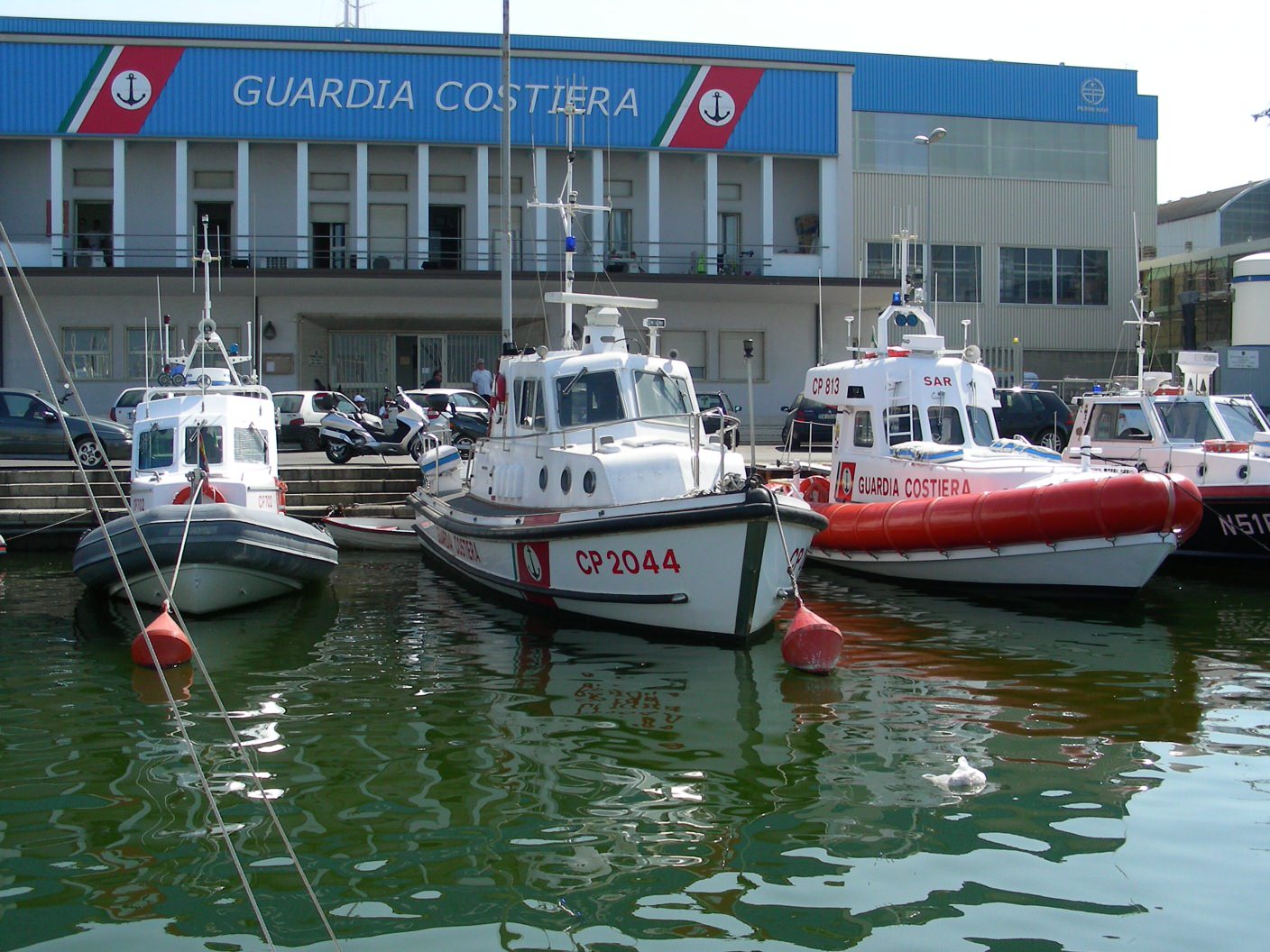 Un tender a motore tra i bagnanti al Forte