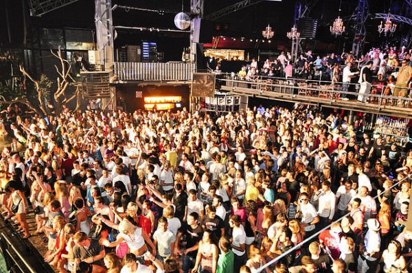 In Darsena arriva “Red Sun Party”: al Tantra Bar nuovo spazio all’aperto modello Ibiza