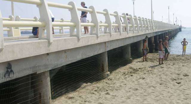 &#8220;Ombra per tutti&#8221;, a Forte dei Marmi un presidio contro la rete di recinzione al Pontile