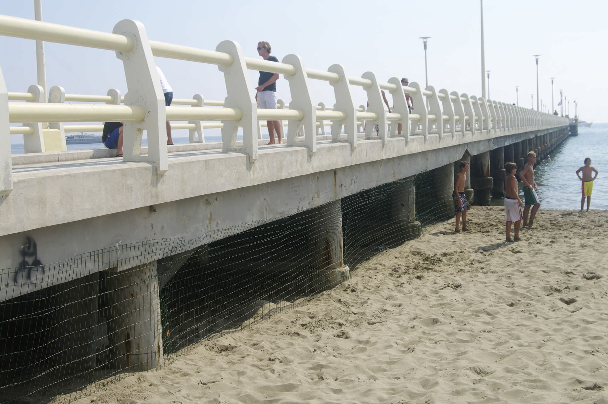 “Ombra per tutti”, a Forte dei Marmi un presidio contro la rete di recinzione al Pontile