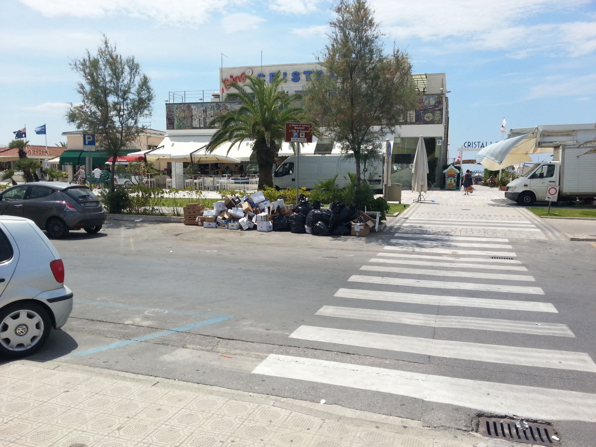 “A CAMAIORE C’È IL FESTIVAL GABER, A LIDO QUELLO DEI RIFIUTI”. ANCORA PROTESTE PER IL DEGRADO SUL VIALE A MARE