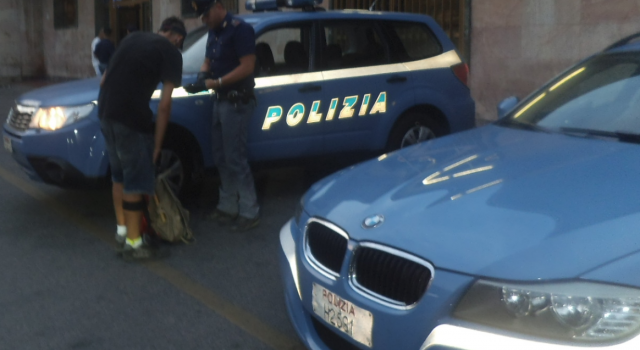 Controlli della polizia alla stazione. Arrestata diciottenne