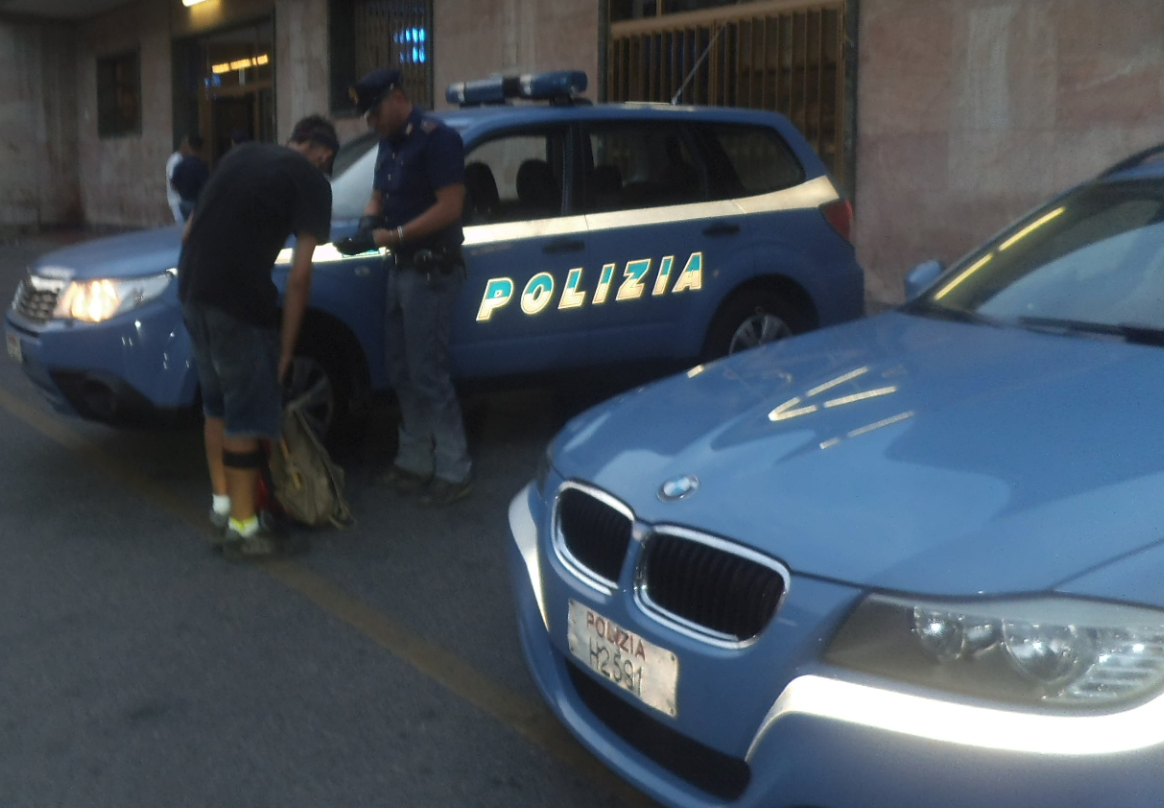 Controlli della polizia alla stazione. Arrestata diciottenne