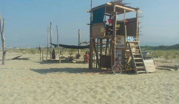 Rubata borsa ad una turista in spiaggia, la ritrovano i bagnini