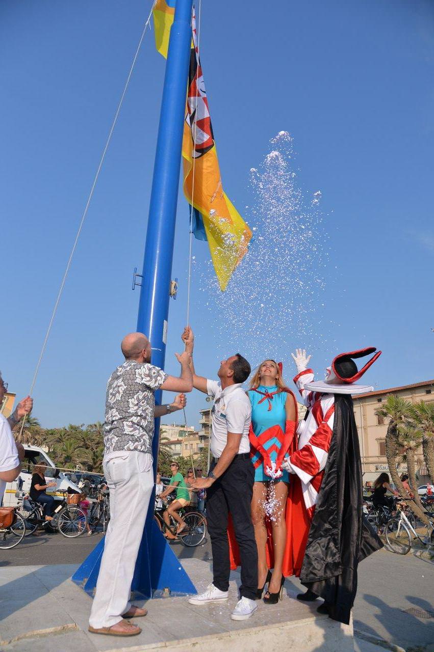 ISSATA SUL PENNONE DI PIAZZA MAZZINI LA BANDIERA DEL CARNEVALE ESTIVO