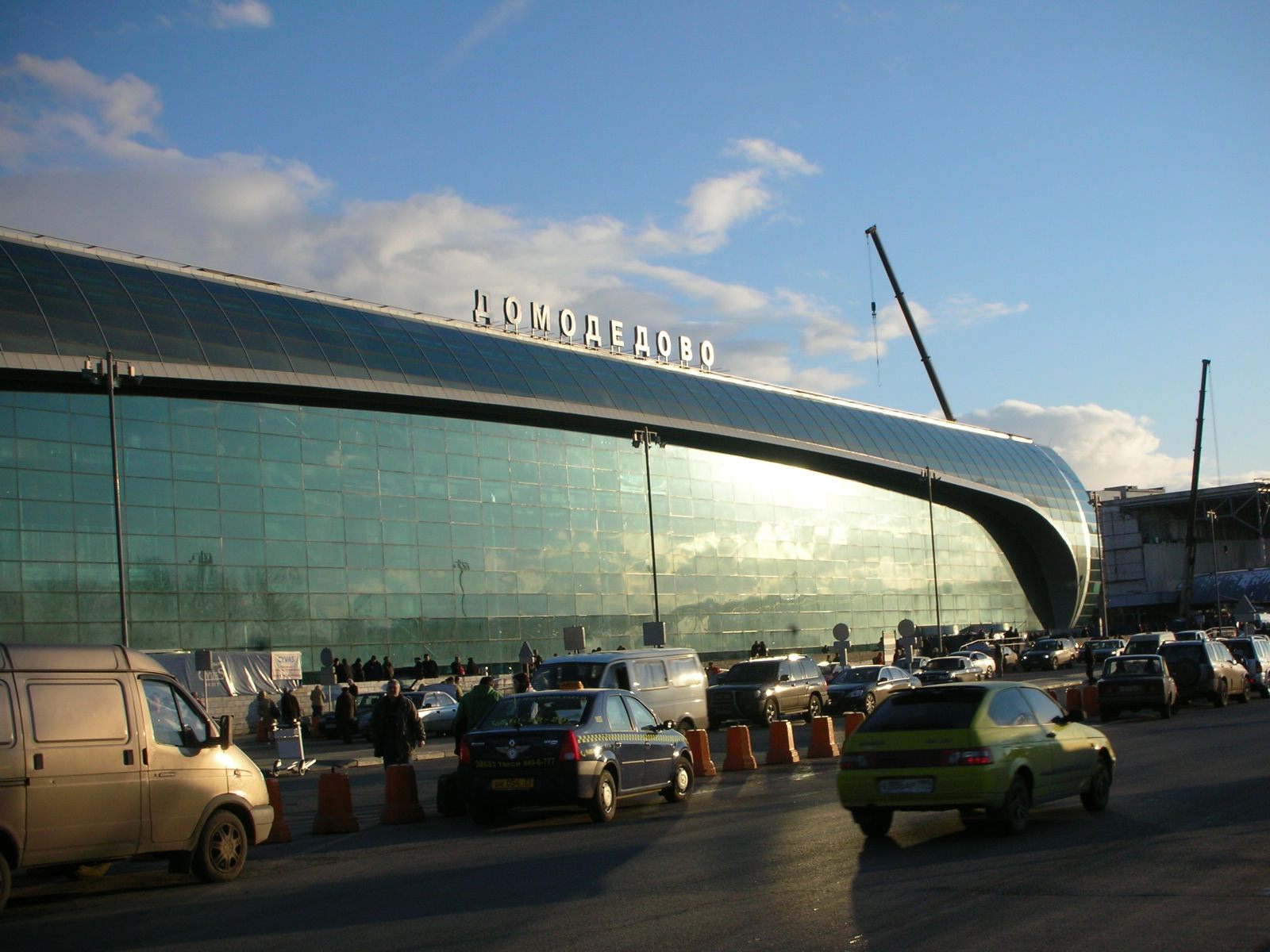 Camaiore, senatore bloccato con i figli in aeroporto a Mosca: “Siete clandestini”.