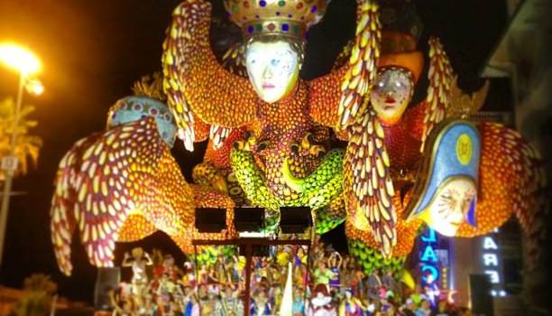 Carnevale estivo, i grandi carri di cartapesta illuminano il sabato sera di Viareggio