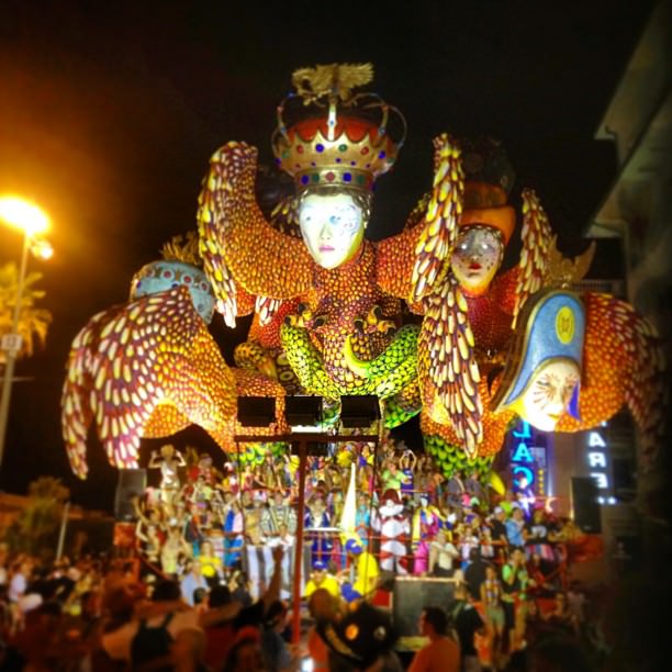 Carnevale estivo, i grandi carri di cartapesta illuminano il sabato sera di Viareggio