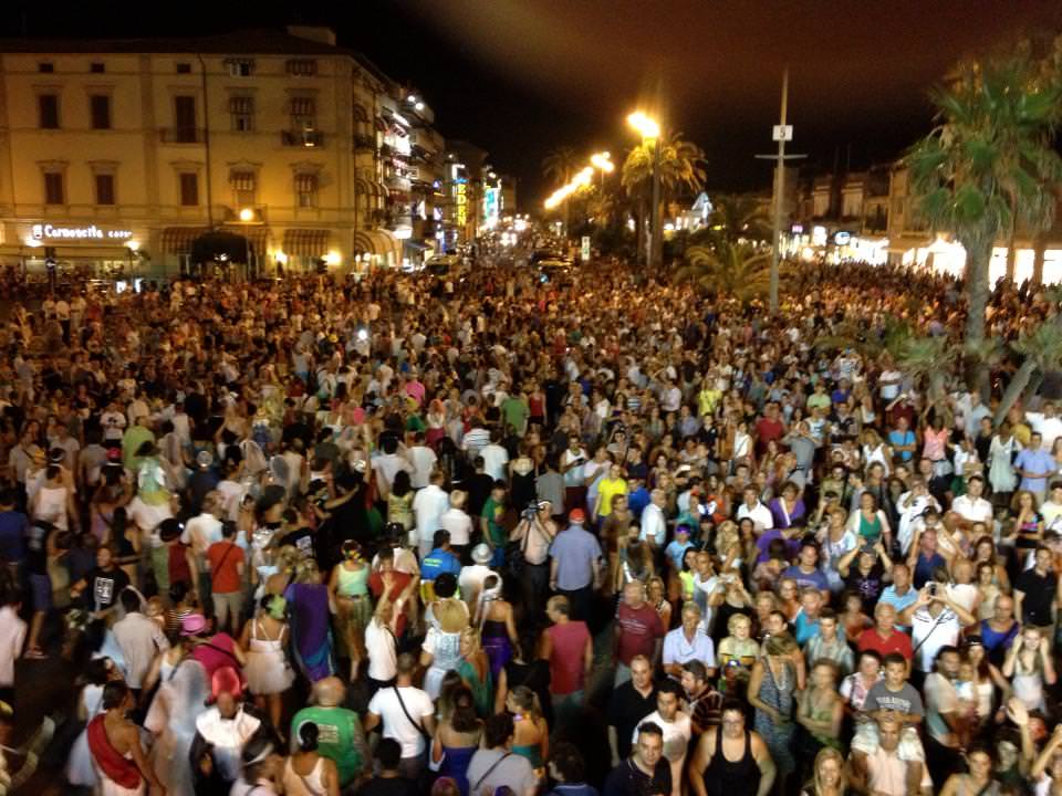 Magliette che passione, le t-shirt dei carri che sfilano alla Notte delle Maschere (foto)