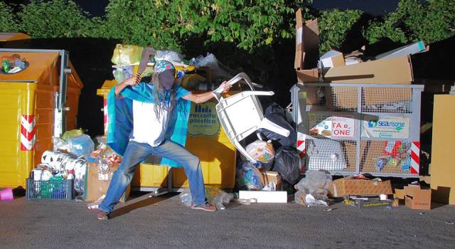 PRAGMATIC MAN TORNA IN AZIONE. IL SUPEREROE &#8216;DIFENDE&#8217; I CASSONETTI DI CAPEZZANO