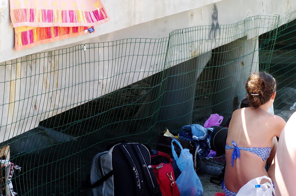 Torna la rete antibivacchi sotto il pontile di Forte dei Marmi