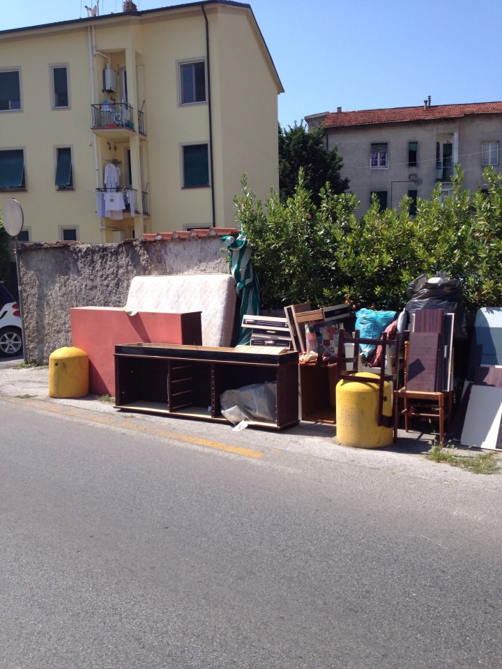 Camaiore, spunta una discarica in pieno centro