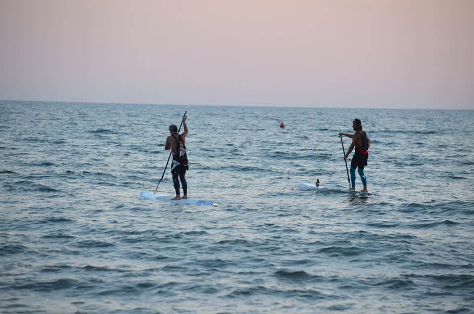 Dieci ore in mare, da Lido a Livorno: impresa riuscita. “E ora dateci uno spazio per il surf”