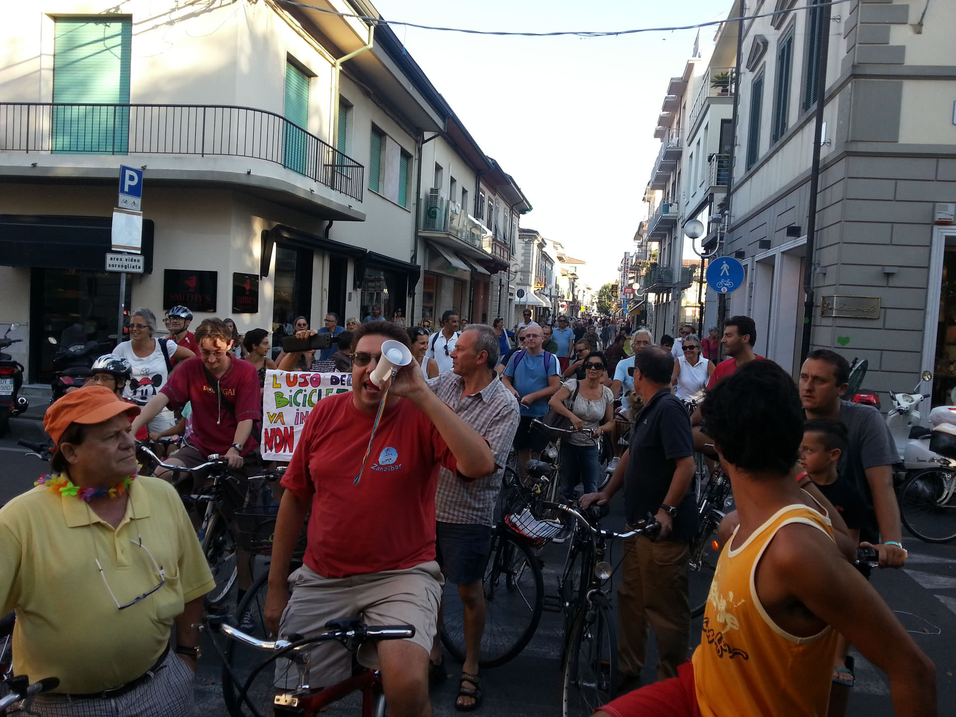 No a via Fratti pedonale. Pedalata di protesta a Viareggio