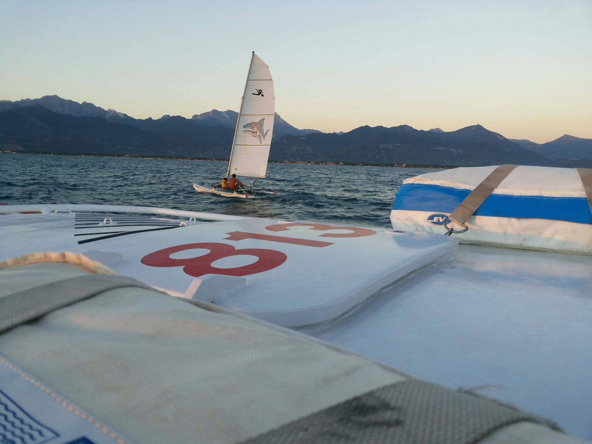 Viareggio. Si ribalta catamarano, padre e figlio tratti in salvo dalla Guardia Costiera