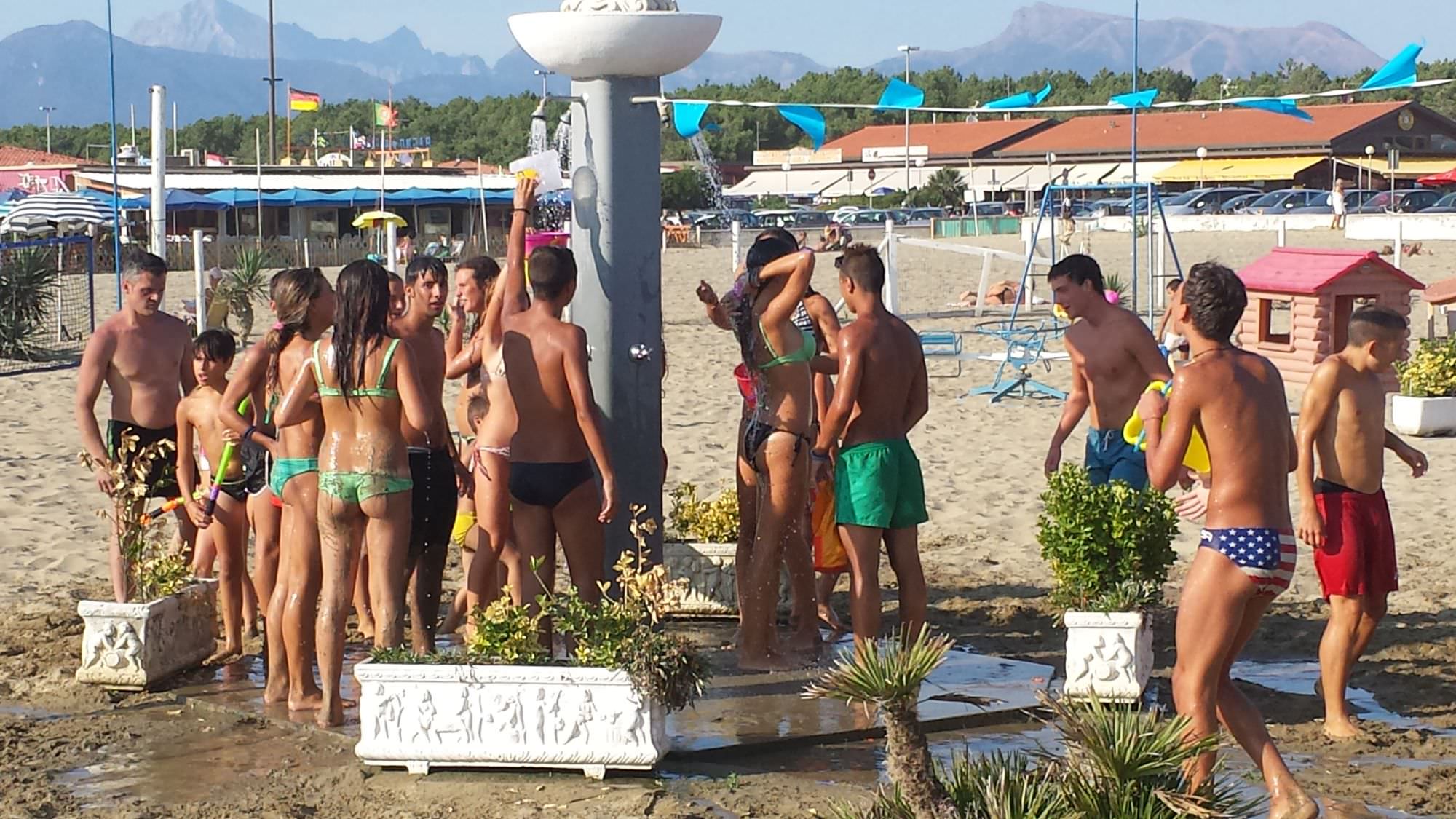 Volano bottigliate in passeggiata: tutto nasce per un gavettone sulla spiaggia