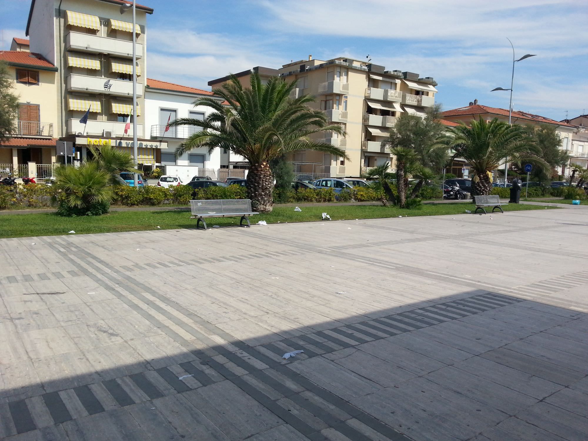 Passa il mercato, resta la sporcizia: proteste a Lido di Camaiore