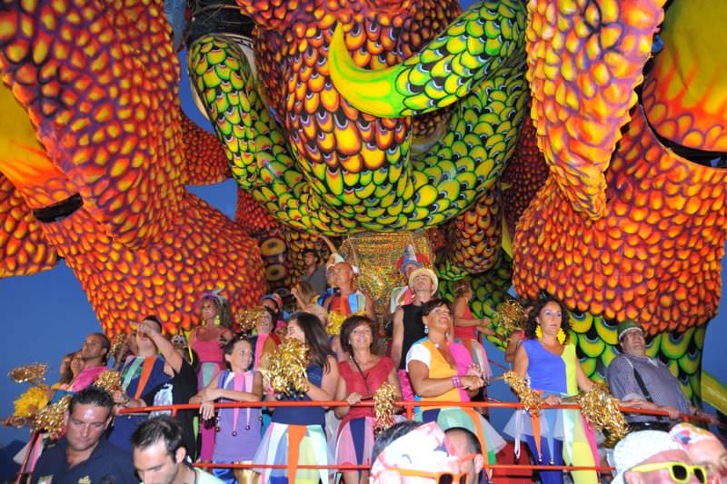 Carnevale Estivo, chiusura con il botto: viali a mare presi d’assalto per “Arcobaleno d’Estate”