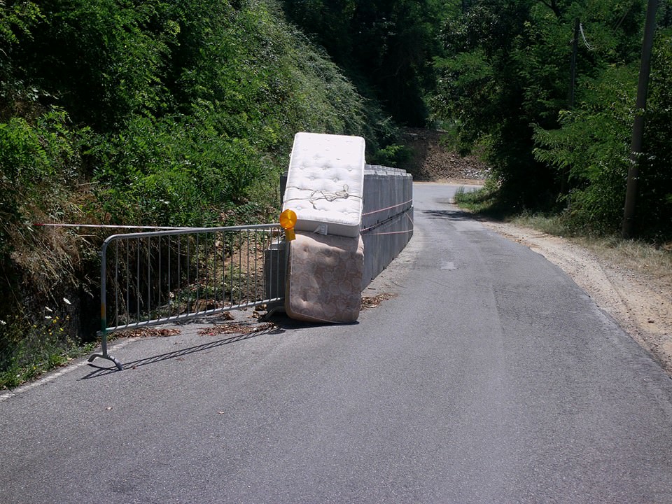 Sulla frana spunta un paraurti fai da te. La rabbia dei residenti