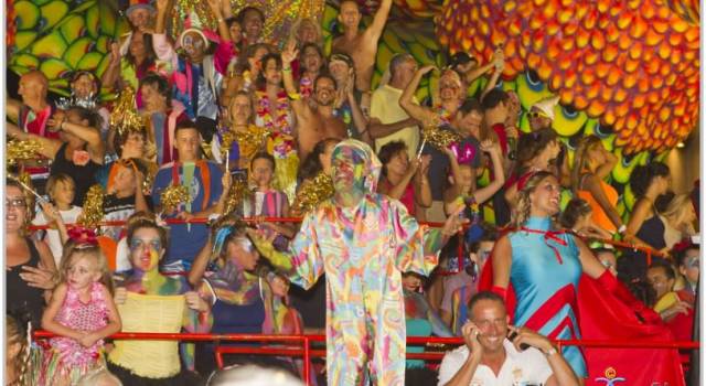 Ennesimo bagno di folla per il Carnevale Estivo: Passeggiata gremita per la vigilia di Ferragosto