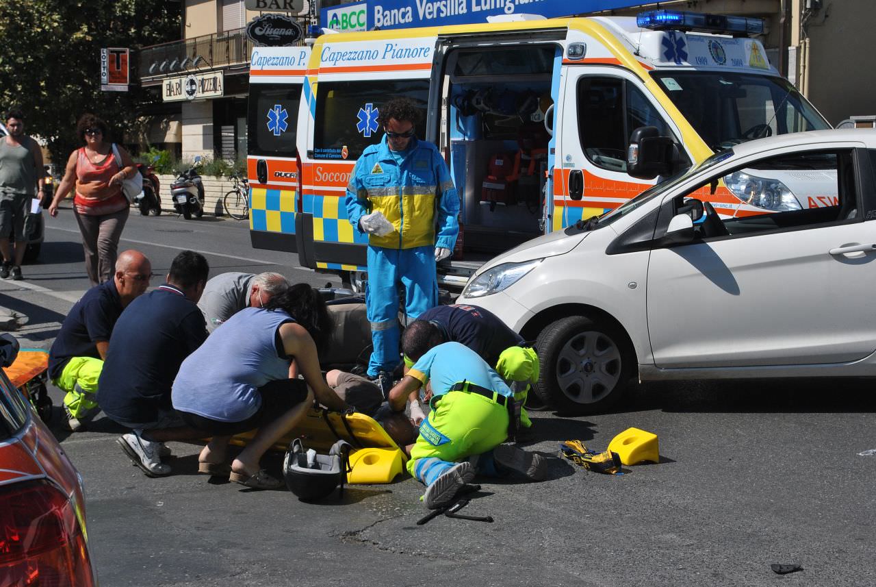 Scontro tra scooter e auto sulla via Sarzanese, un ferito