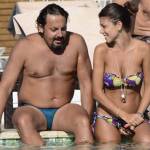 Enrico Brignano e Flora Canto si rilassano in piscina 1 (foto di Riccardo Dalle Luche).
