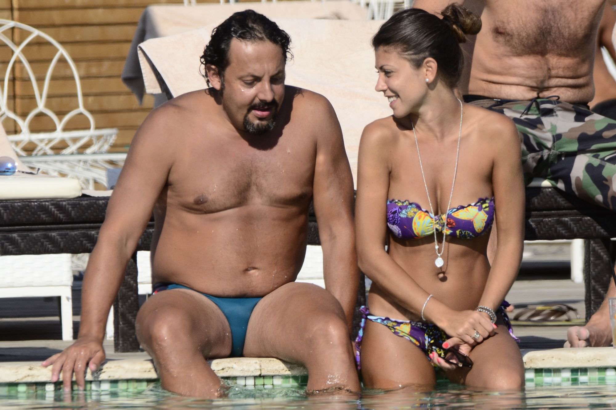 Enrico Brignano E Flora Canto Si Rilassano In Piscina