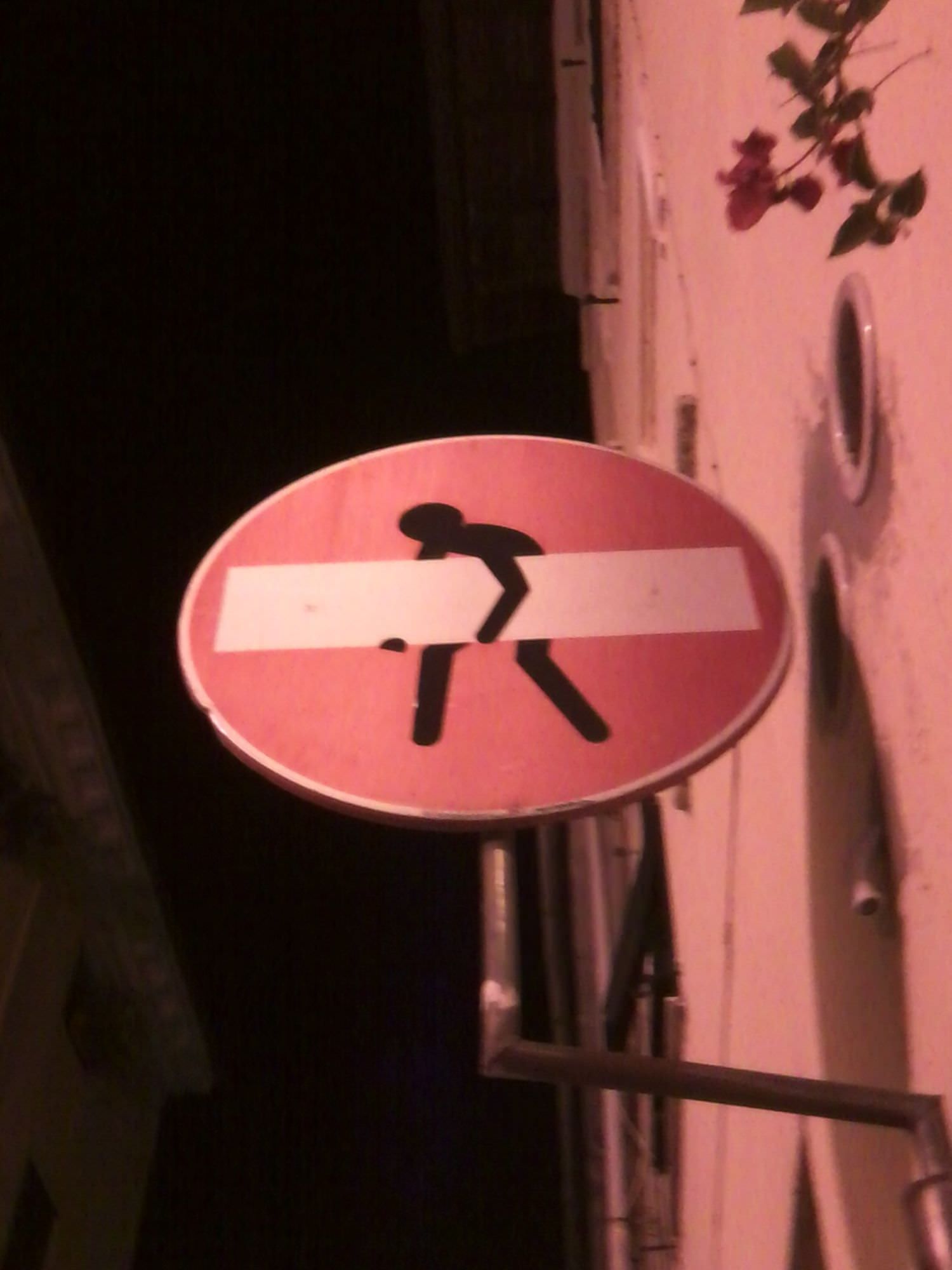 Clet Abraham, nel 2011 una sua opera apparve anche a Pietrasanta