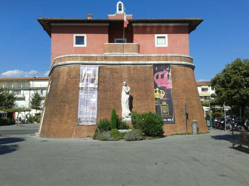 Da Casa del Fascio a Casa del Popolo: la storia del Fortino di Forte dei Marmi