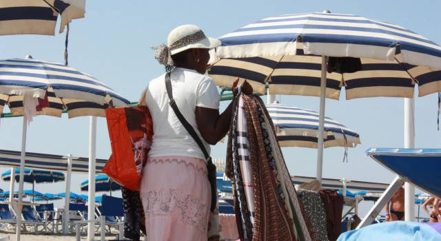 Contraffazione, ancora sequestri sulla spiaggia di Forte dei Marmi