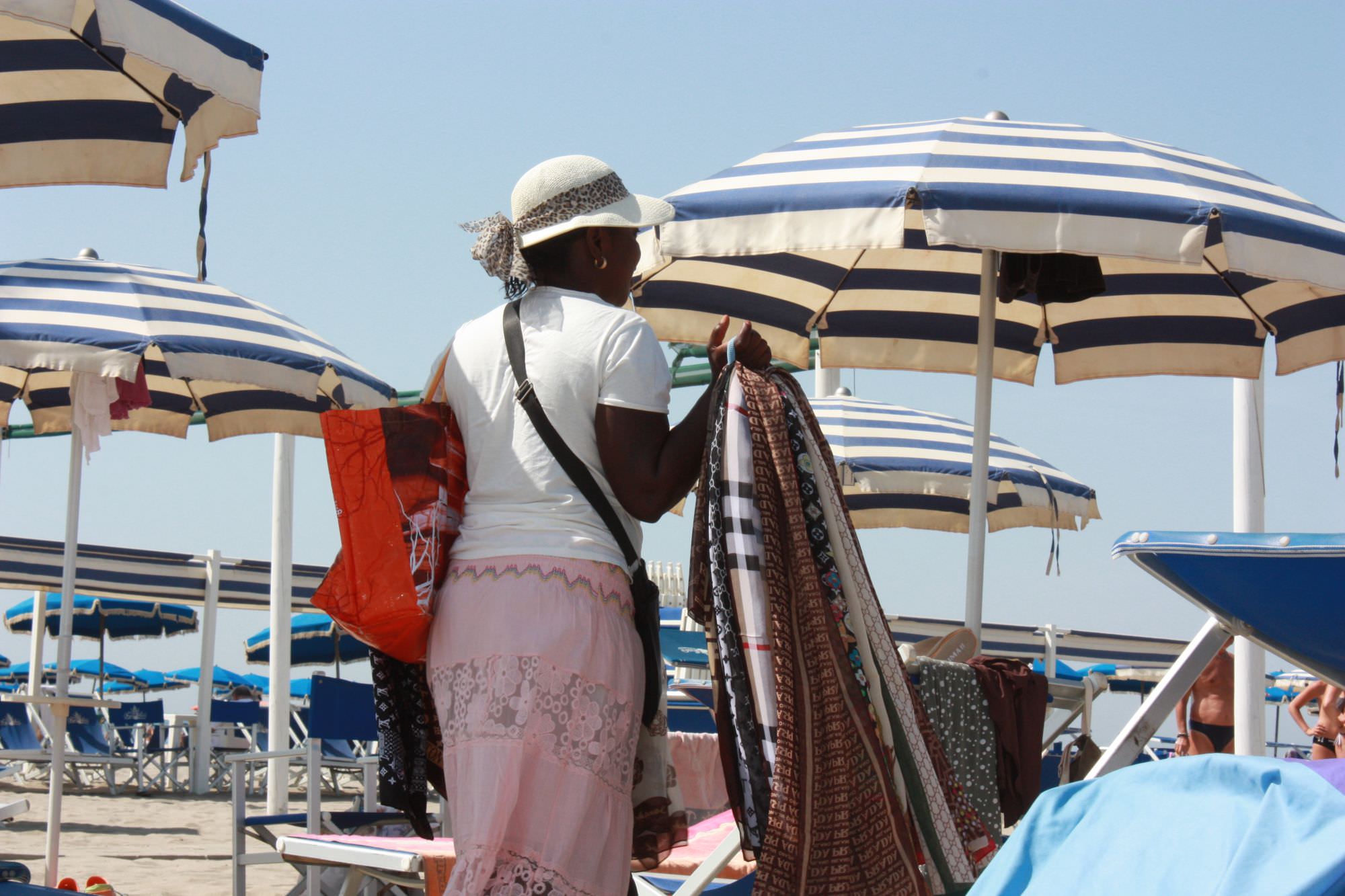 Contraffazione, ancora sequestri sulla spiaggia di Forte dei Marmi