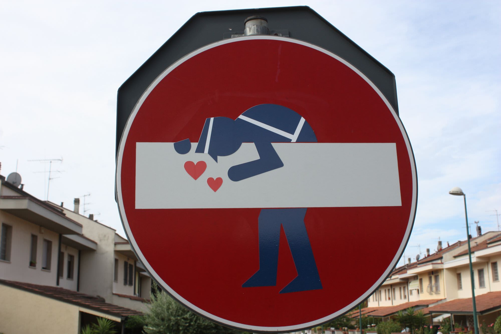 La street art di Clet Abraham sbarca anche in Versilia: i cartelli stradali prendono vita