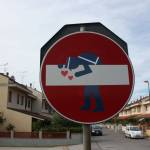 La street art di Clet Abraham sbarca anche in Versilia: i cartelli stradali prendono vita 1 foto Marco Pomella
