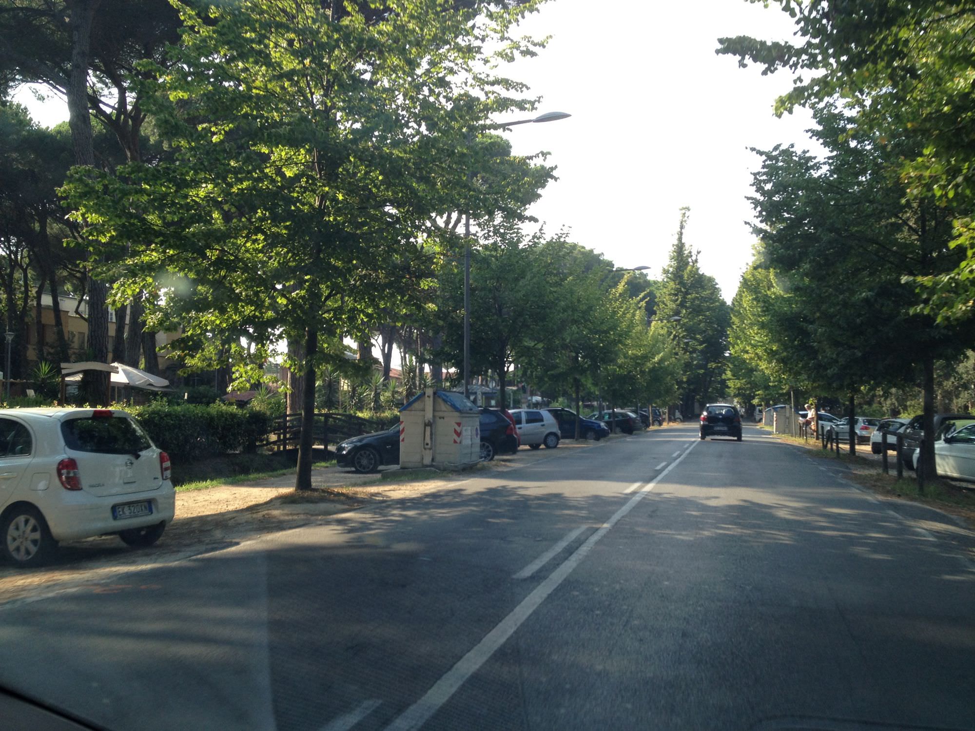 La sbarra del viale dei Tigli è abbassata, ma dei cartelli di segnalazione nessuna traccia