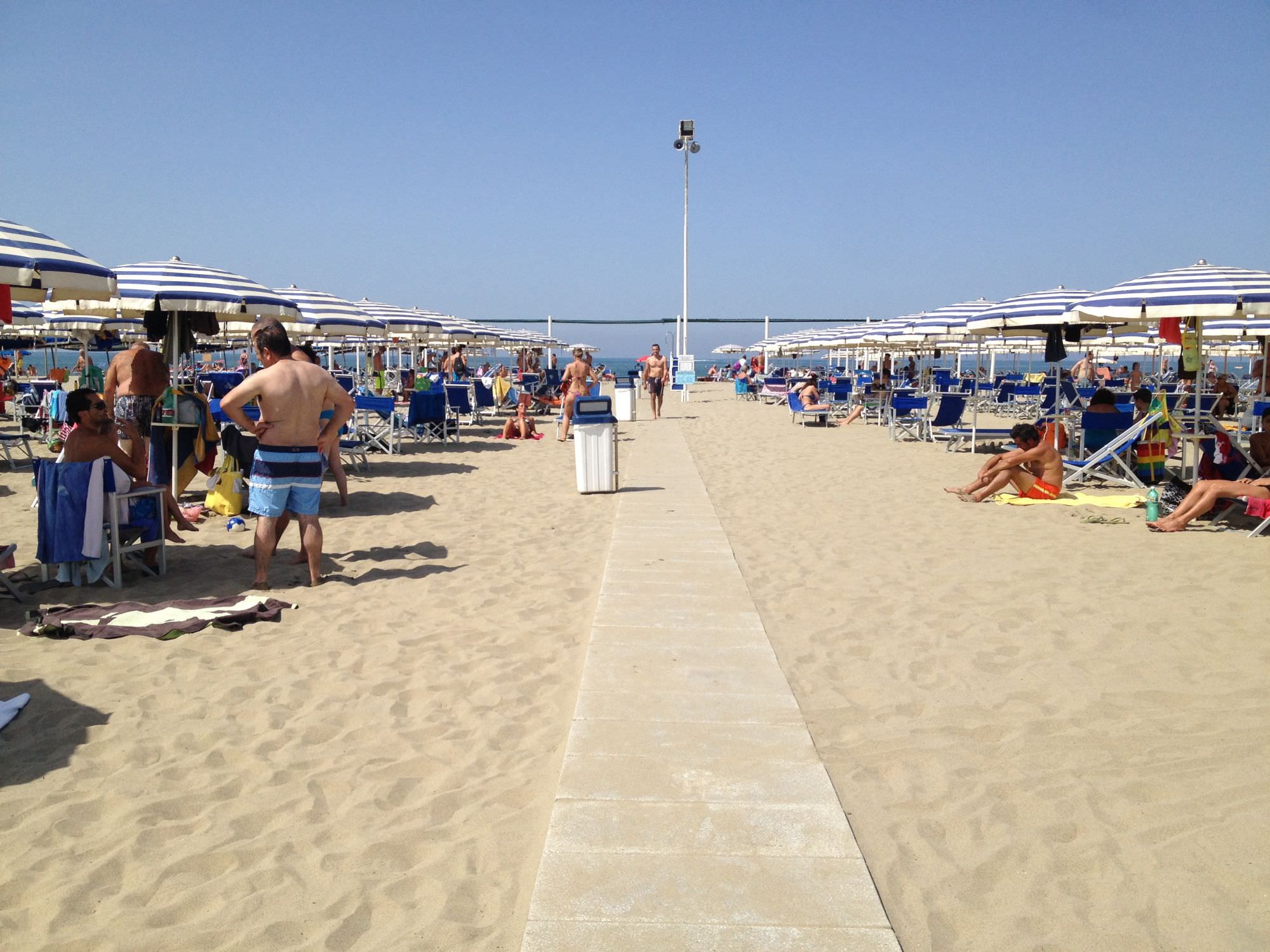 “In mutande si può sfilare, in costume non si può comprare il giornale”. La protesta di un turista a Viareggio