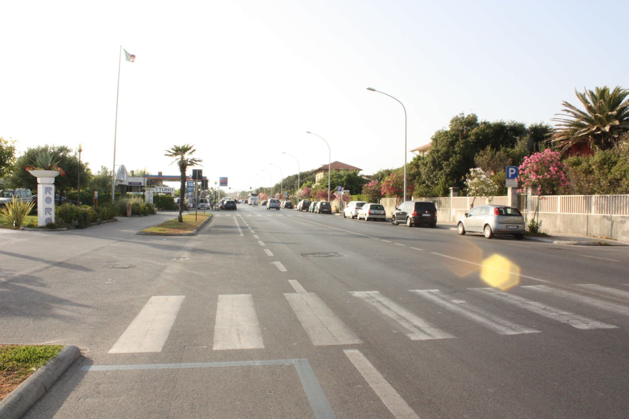 Rissa tra giovani sul viale a mare, interviene la polizia