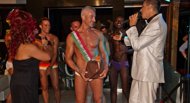 È Michele Ratti, professore di matematica di Albiano Magra, il gay più bello della Toscana