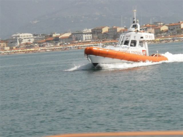 Viareggio, catamarano spezza l’albero: sos in mare