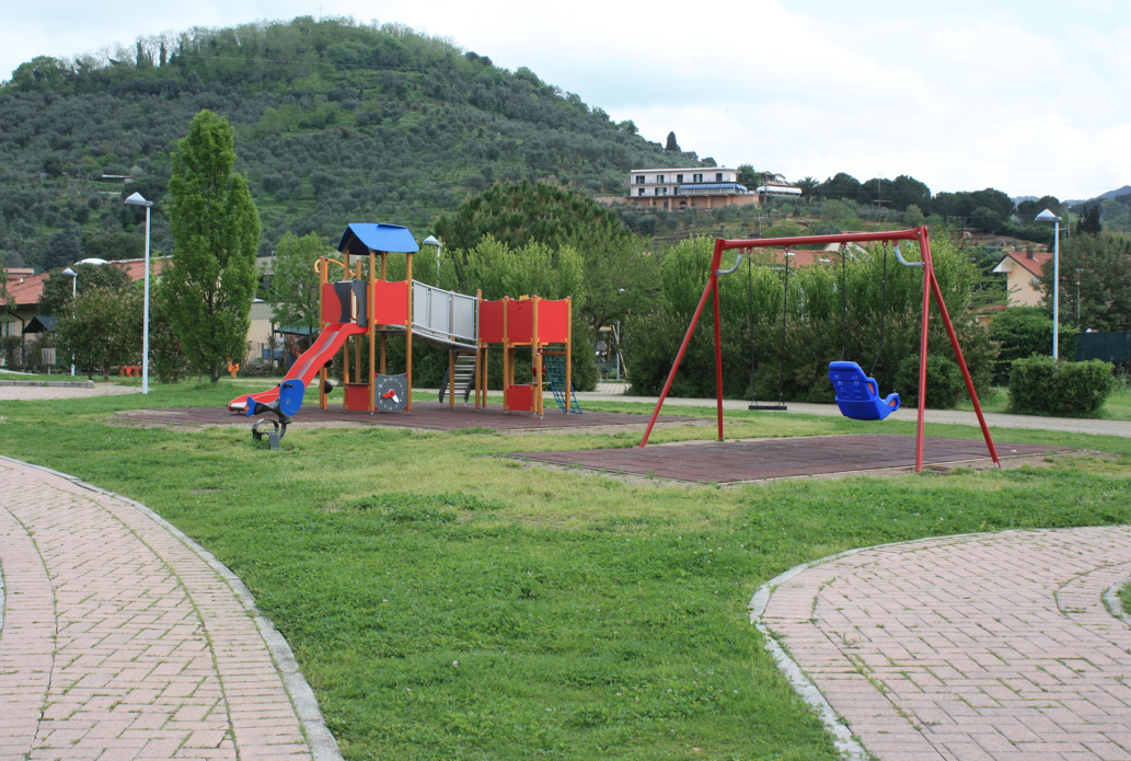 Un parco giochi per bambini a Capezzano Monte