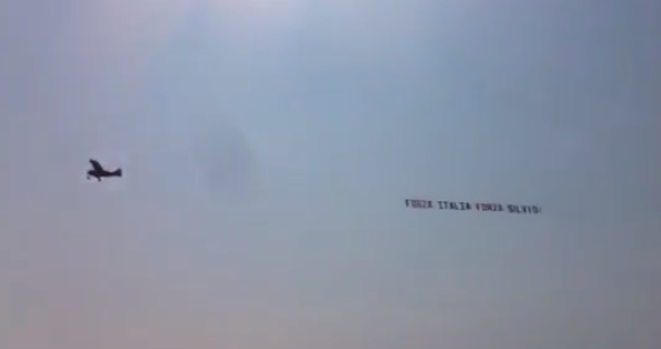 Tra ‘buu’ e applausi sfila nei cieli della Versilia l’aereo pro-Berlusconi (il video)