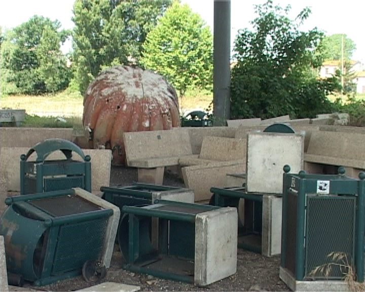 Viareggio, decine di panchine abbandonate