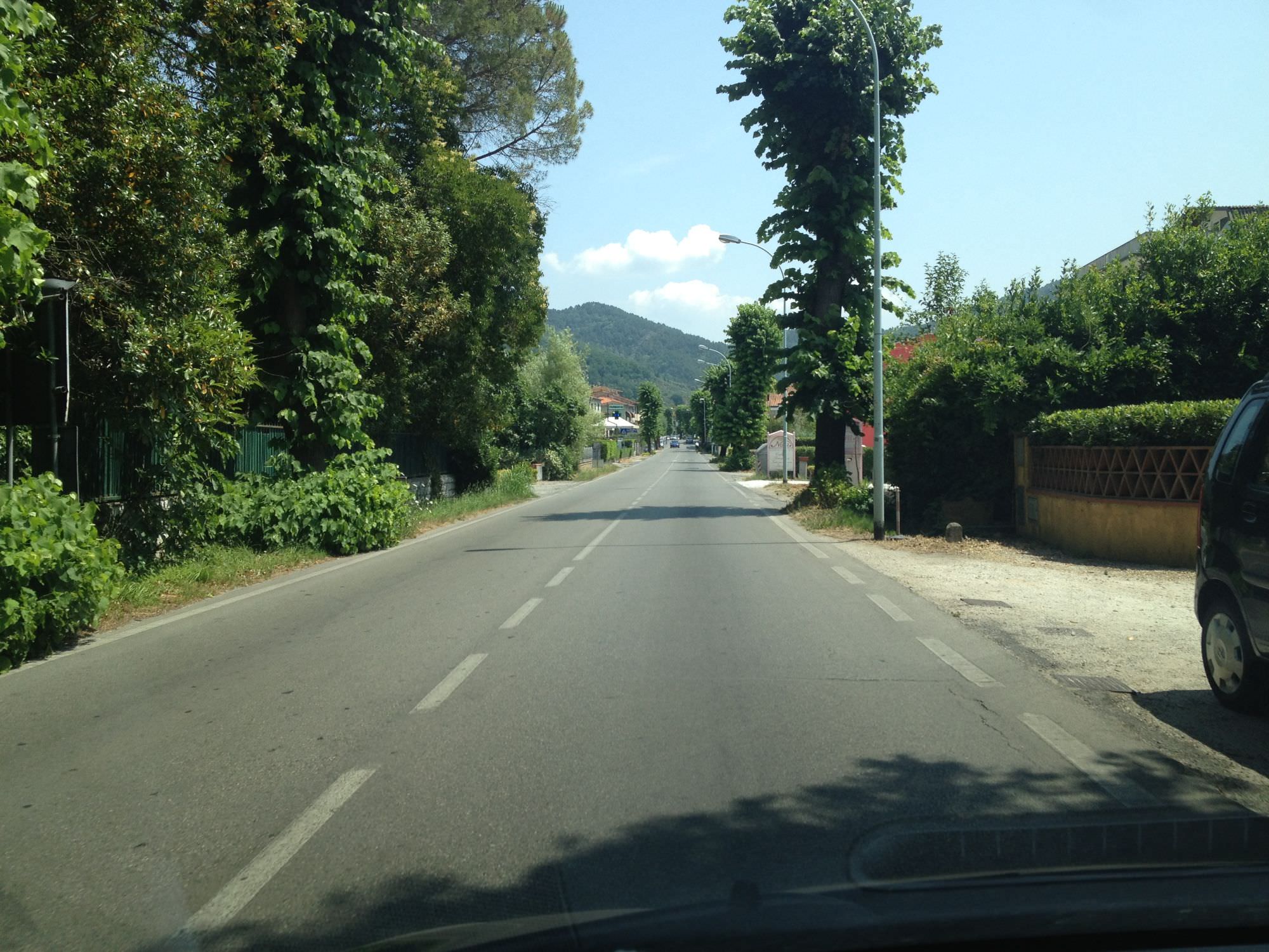 Senso unico alternato per un tratto della via Sarzanese. Si rifanno i marciapiedi