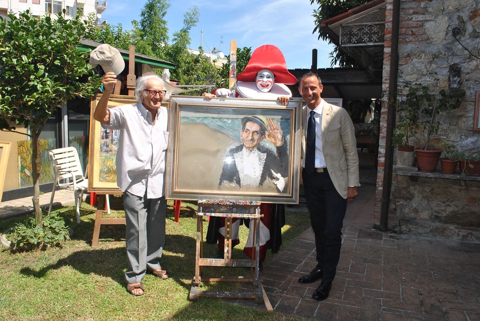 “Arte in giardino”, il decano dei carristi Arnaldo Galli espone i quadri nel cortile di casa sua