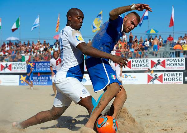 Beach soccer, è ancora Gori show: l’Italia batte l’Olanda ma non basta per la finale di Euroleague